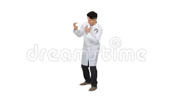 年轻的医生在白色背景下展示新药和跳舞视频的预览图