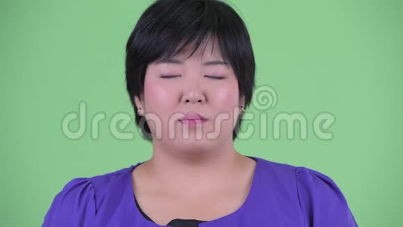 快乐年轻体重超重的亚洲女人闭着眼睛放松视频的预览图