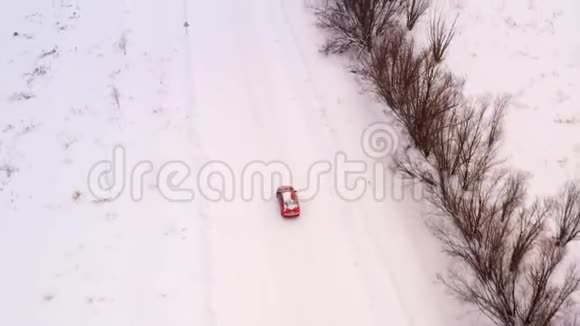 车骑在冬天的雪道上顶景视频的预览图