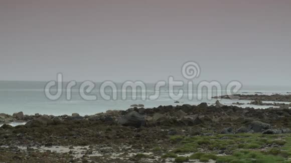 海岸线充满了大岩石视频的预览图