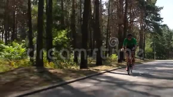 铁人三项训练骑自行车的人在城市公园骑自行车慢动作视频的预览图