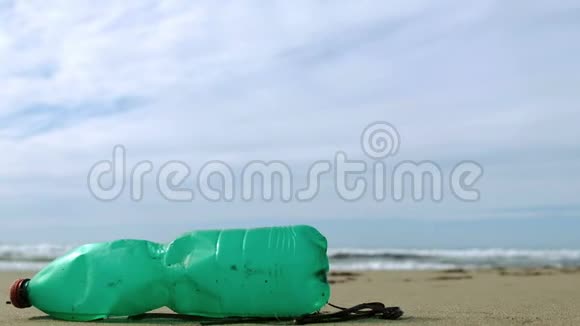 在波浪背景下放大绿色塑料瓶对海洋生态系统的影响视频的预览图