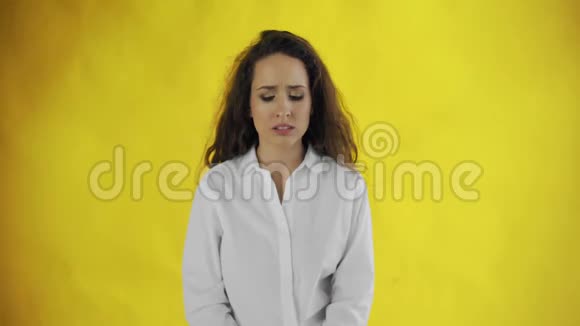一位非常悲伤的年轻女子开始哭泣视频的预览图