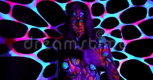 接近一个年轻女子在紫外线下发光身体艺术和化妆4K视频的预览图