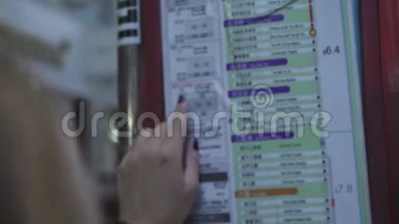 摩纳西亚市车站女游客参观时间表和乘车路线女性手指移动视频的预览图