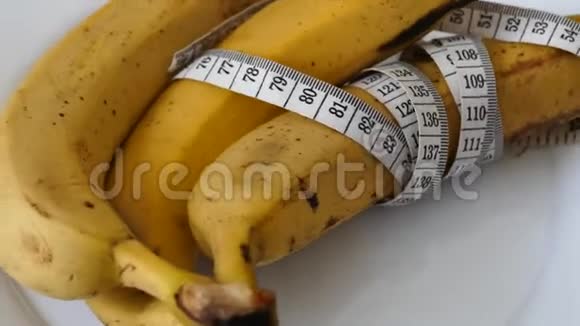 香蕉和360旋转支架上的卷尺香蕉和减肥香蕉视频的预览图