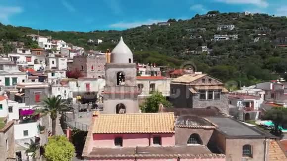 鸟瞰Nerano村意大利南部一个小镇的基础设施旧房子夏日旅行和度假视频的预览图