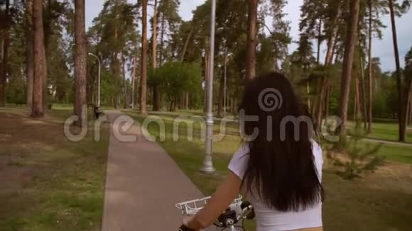 无法辨认的女性自行车视频的预览图