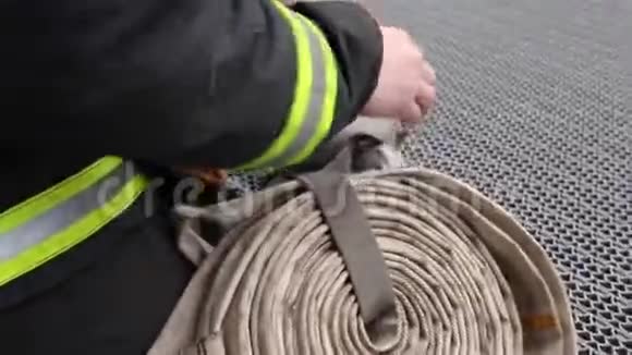 救援人员正在准备消防器材以消除火灾对人类生命和健康的威胁大自然处于危险之中视频的预览图