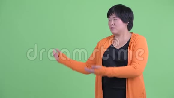 快乐年轻体重超重的亚洲女性为健身做准备视频的预览图