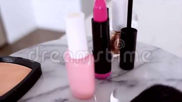 化妆品化妆台上的化妆用品口红刷子睫毛膏指甲油高档美容粉视频的预览图