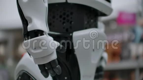 现代机器人技术一个男人与机器人交流把一只塑料机械手臂按在机器人身上握手视频的预览图