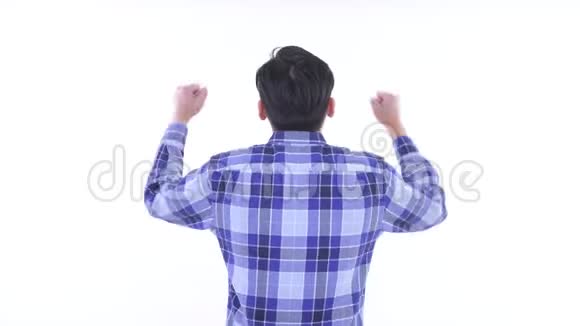 快乐年轻的亚洲时髦男人举起拳头后景视频的预览图