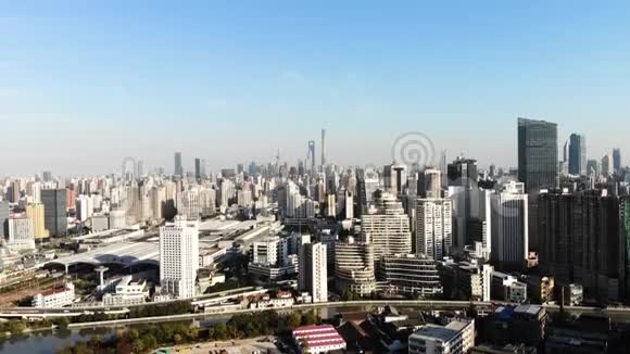 阳光明媚的上海天际线全景视频的预览图