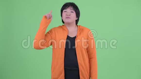 快乐年轻体重超重的亚洲女人指着准备去健身房视频的预览图