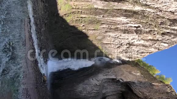 高速斜坡的垂直视频是一个巨大的史诗瀑布在北高加索或在高崖中缓慢运动视频的预览图