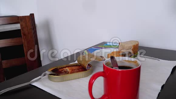 单身早餐雄手把煮好的鸡蛋放在盘子里视频的预览图