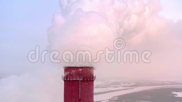 一个巨大的蒸汽支柱从发电厂或工厂管道关闭视频的预览图