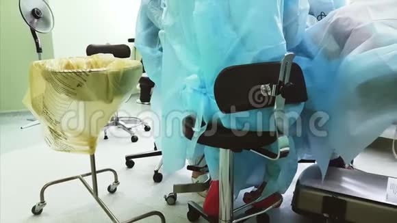 专业外科医生在诊所对鼻子进行困难的手术视频的预览图