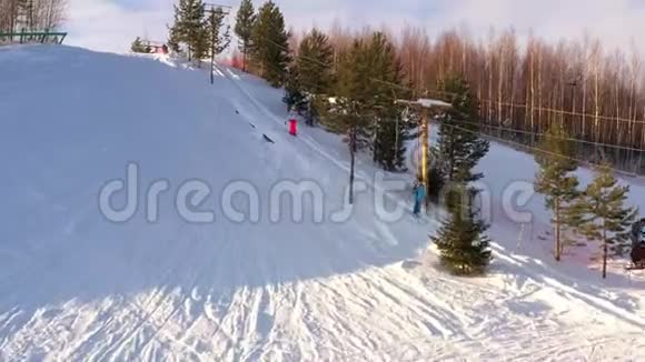 在山坡上举椅在冬天的一天在山坡上举滑雪视频的预览图
