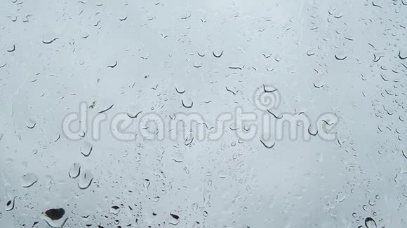 玻璃上的水滴特写雨走开夏季淋浴时大量的雨滴撞击窗户玻璃视频的预览图
