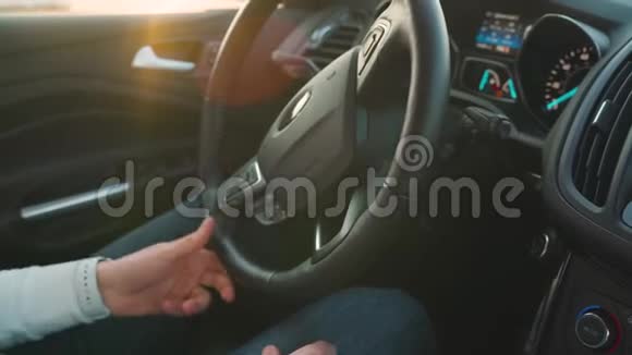 接近一个人驾驶一辆车阳光透过侧窗照射视频的预览图