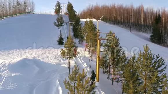 在山坡上举椅在冬天的一天在山坡上举滑雪视频的预览图