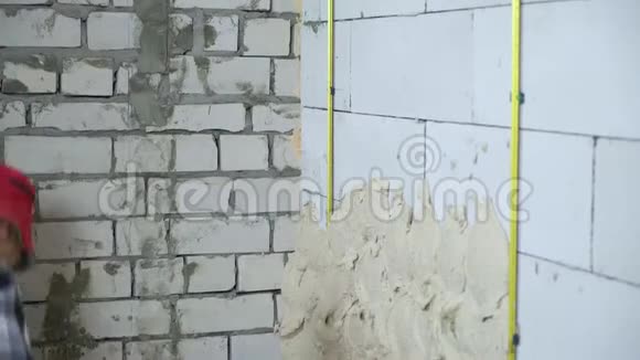 建筑工人抹灰加气混凝土砌块墙的弯针视频的预览图