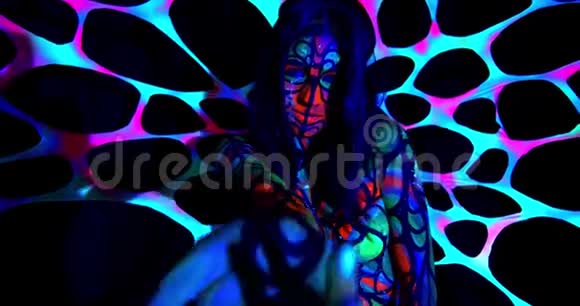 一位拥有多彩身体艺术的年轻女子在紫外线下跳舞肖像4k视频的预览图