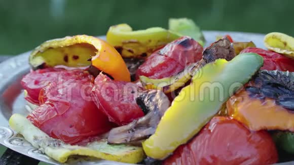 烤架上煮的美味蔬菜在盘子里视频的预览图