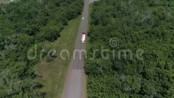 白色卡车经过繁忙公路的鸟瞰图视频的预览图