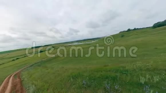 一个人用滑翔机飞行后降落在田野上视频的预览图