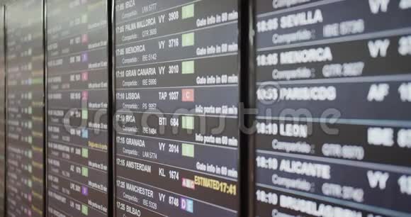 有航班目的地时间和解码文本的机场起飞板视频的预览图