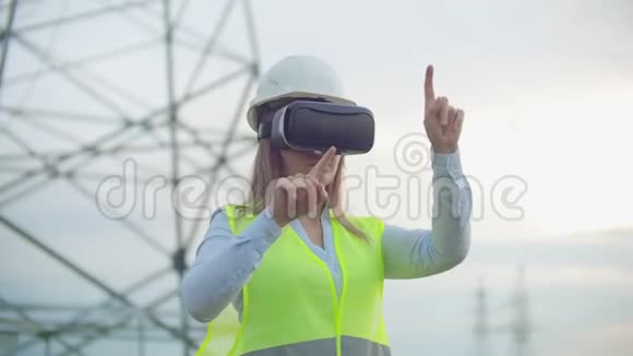 由一名女工程师控制的高压电力线使用虚拟现实来控制电力替代能源视频的预览图