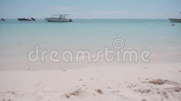 放松热带风光美丽的海滩与透明的海洋船和蓝天毛里求斯视频的预览图