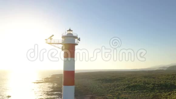 从灯塔的高度看日落时周围的海洋灯塔法罗德拉斯卡特内里费加那利视频的预览图