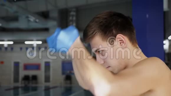 游泳者戴着游泳帽视频的预览图