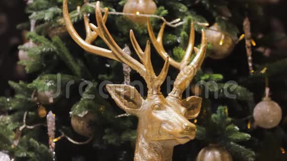 金雕像圣诞树装饰中的大鹿室内噪音设计视频的预览图