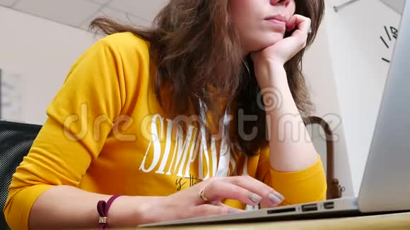 年轻疲惫的女人在办公室视频的预览图