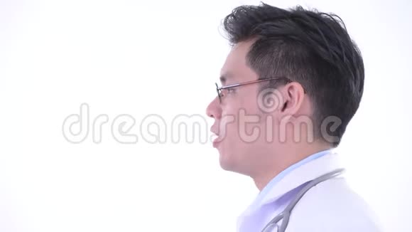 幸福的年轻亚洲男医生微笑的特写镜头视频的预览图