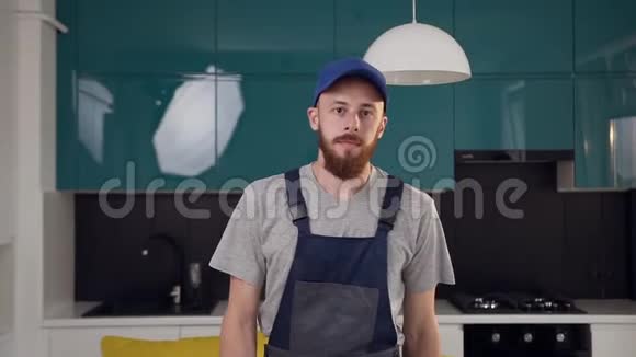 现代厨房里站着一位从清洁服务中获得漂亮胡子的年轻男子视频的预览图