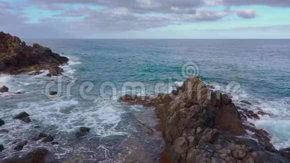 飞越西班牙加那利群岛特内里费和大西洋岩石海岸视频的预览图