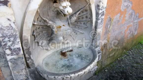 罗马市中心传统的公共雕塑喷泉4k水流视频的预览图