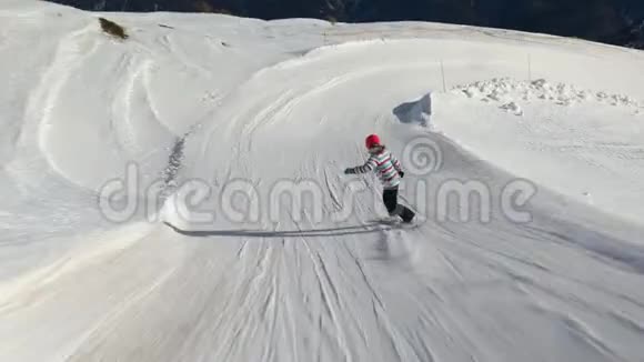 滑雪者倒在斜坡上视频的预览图