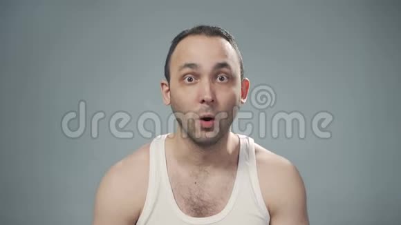 深色头发的男人的视频视频的预览图
