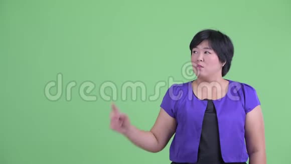 一位身材魁梧的年轻亚洲女性视频的预览图