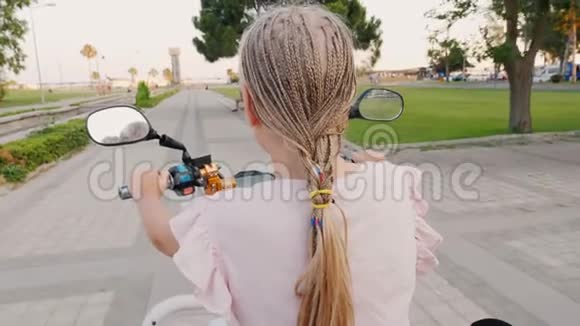 一个非洲辫子的孩子骑着滑板车后景愉快而活跃的娱乐活动视频的预览图