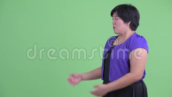 穿着紧身的年轻超重的亚洲女人向后展示视频的预览图