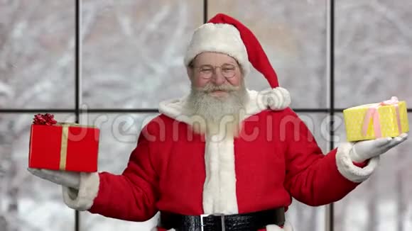 快乐的圣诞老人拿着圣诞礼物视频的预览图