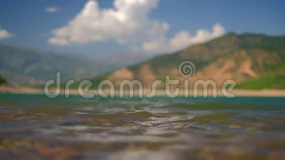在一个山湖的水面上浪视频的预览图